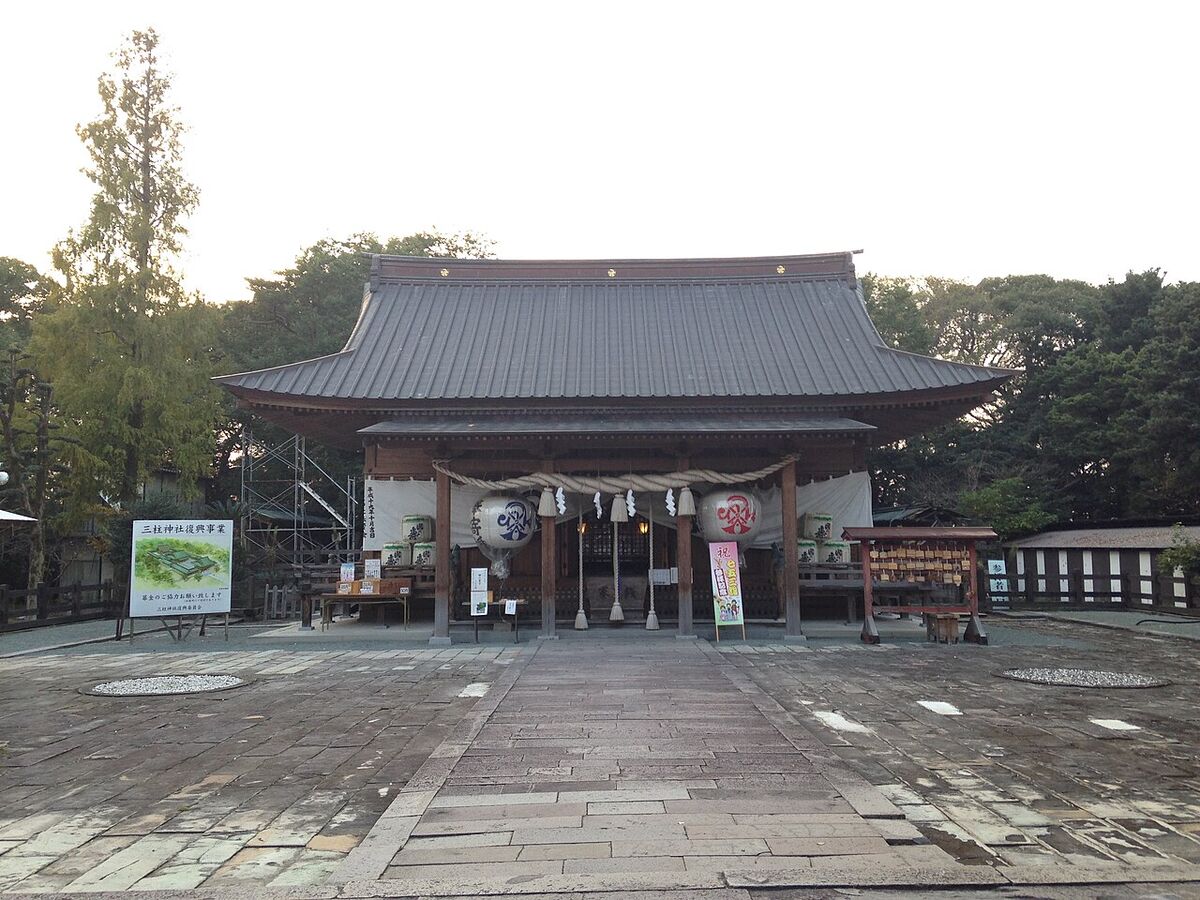三柱神社 三柱神社の拝殿